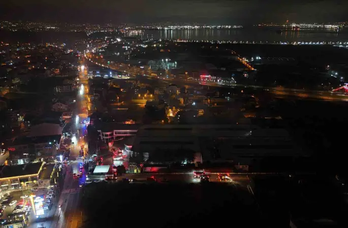 Raf imalatı yapılan fabrika alevlere teslim oldu
