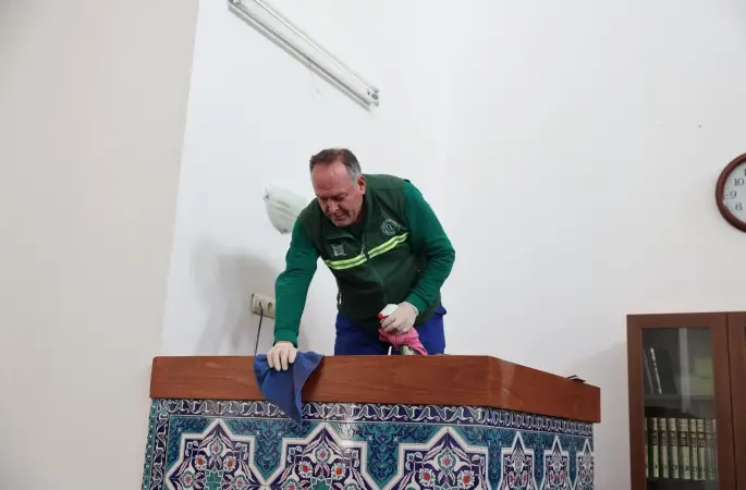 Ramazan ayı öncesi Arnavutköy’de camiler gül suyu ile temizleniyor
