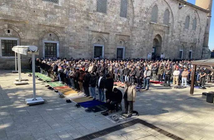 Ramazan’ın ilk Cuma’sı Ulucami doldu taştı
