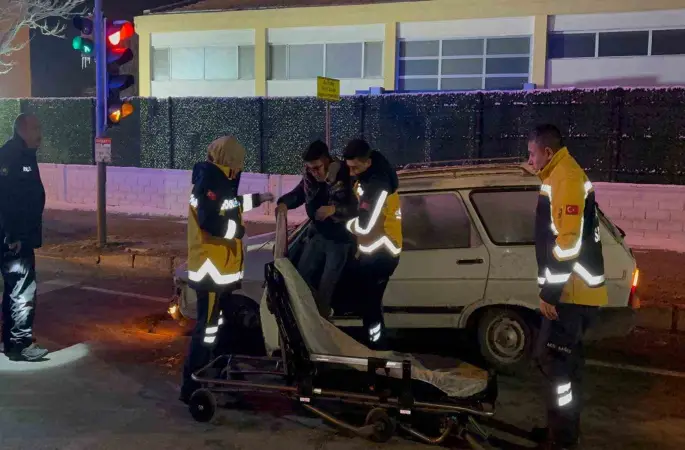 Refüje çarpan otomobilde sürücü yaralandı
