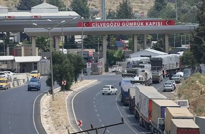 Rejimin çökmesiyle Türkiye’deki Suriyeliler sınırlara gitmeye başladı