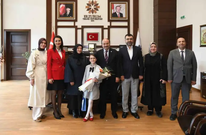 Rektör Çakmak’tan 23 Nisan jesti: Koltuk Asya Mina’ya emanet
