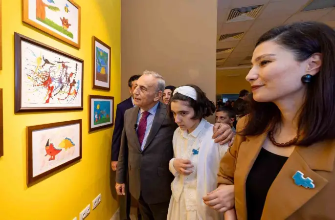 Renklerin diliyle farkındalık: Ayşegül’ün sergisi büyük ilgi gördü
