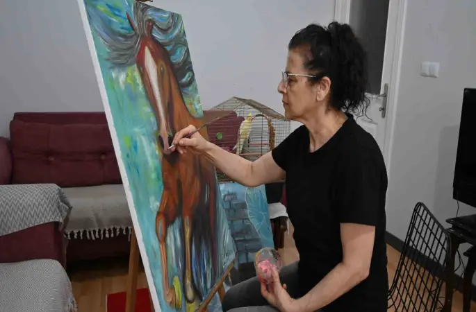 Ressamı depremde elinde tuttuğu fırça hayata bağladı
