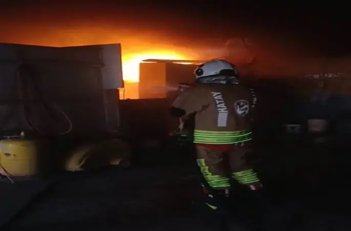 Reyhanlı’da iş yeri alevlere teslim oldu
