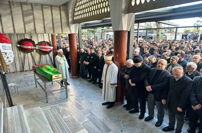 Rize’de 10. kattan düşerek hayatını kaybeden akademisyen son yolculuğuna uğurlandı

