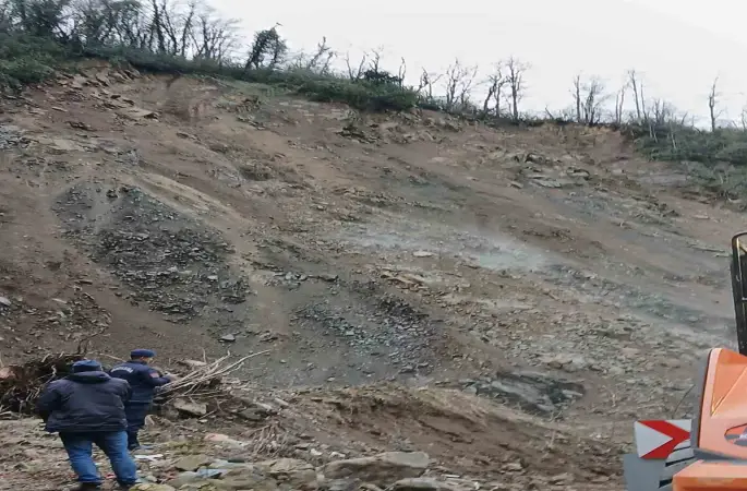 Rize’de heyelan köy yolunu ulaşıma kapattı
