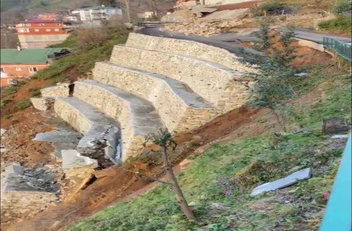 Rize’de istinat duvarı çöktü: 2 ev tedbir amaçlı boşaltıldı
