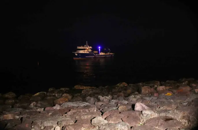 Rize’de kafes balıkçılığında kullanılan balıkçı motoru karaya oturdu
