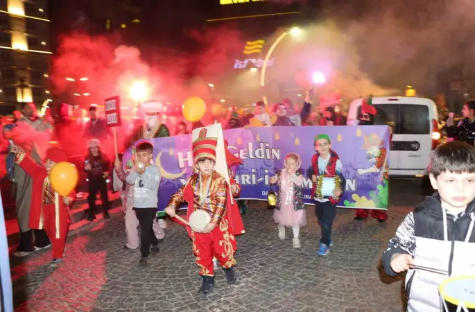 Rize’de minikler ve aileleri Ramazan ayını fener alayı ile karşıladı
