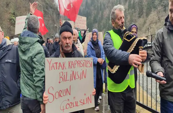 Rize’de ruhsatsız turizm işletmecilerinden "Yıkmayın" protestosu
