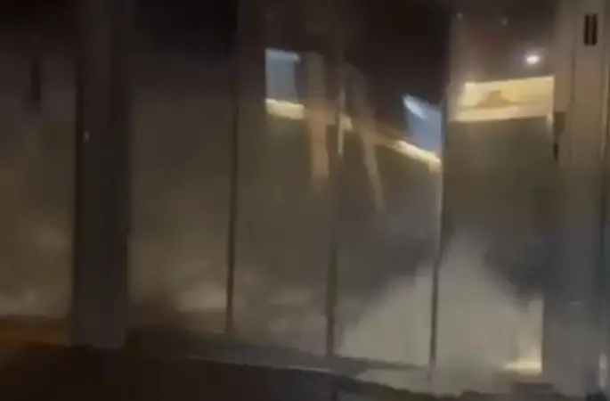 Rize’deki fırtınada bir işletmenin camları patladı