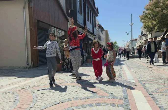 Romanlardan Kakava çağrısı: Şehir 9/8’lik ritimlerle şenlendi
