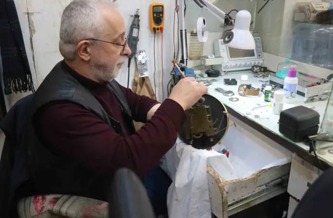 Saat sevdasından yurt dışı eğitimini bıraktı: Yıllardır zamana sevgiyle ayar veriyor
