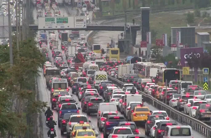 Sağanak yağış İstanbul trafiğini kilitledi