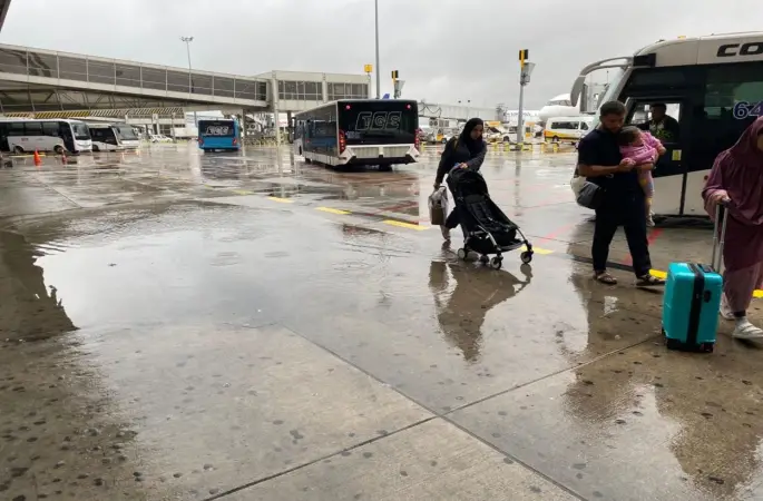 Sağanak yağış Sabiha Gökçen'deki yolculara zor anlar yaşattı