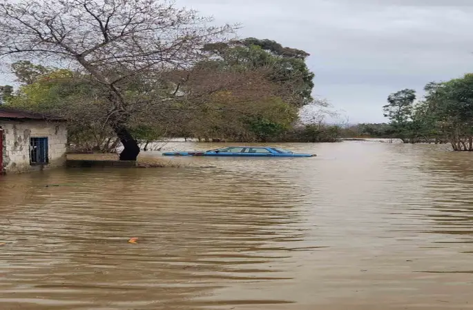 Sağanak yağmurdan sonra şaşırtan görüntü, dağda devasa şelaleler oluştu
