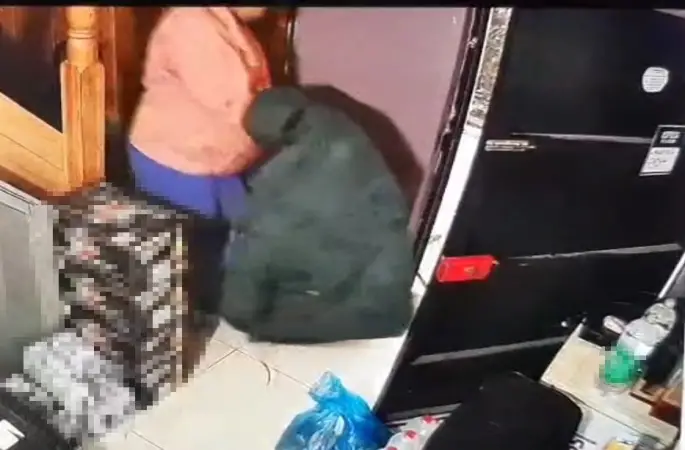 Sahibiyle samimiyet kurduğu iş yerinden önce çöpleri, sonra 250 karton sigarayı çıkarttı
