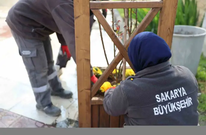 Sakarya’da caddeler, parklar ve camiler bayrama hazır hale geldi
