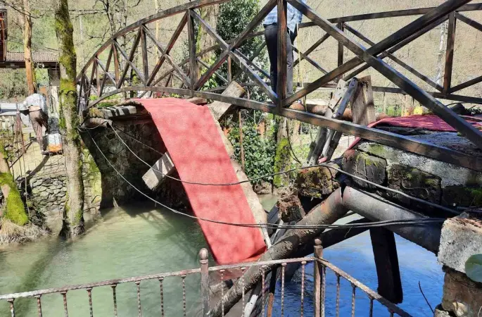 Sakarya’da dere üzerindeki asma köprü çöktü: 2 hafif yaralı

