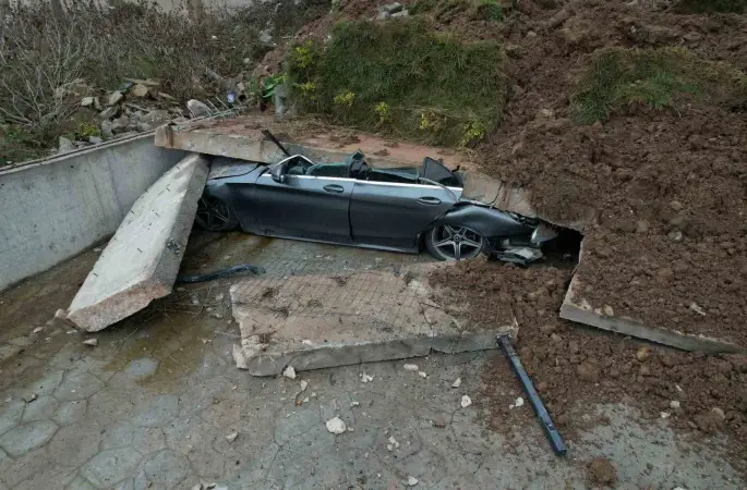 Sakarya’da istinat duvarı çöktü, 3 bina boşaltıldı
