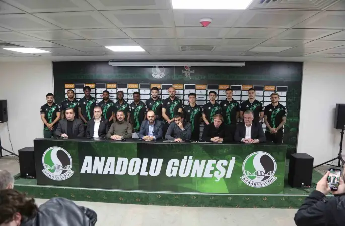Sakaryaspor’da transferin son gününde 13 imza birden atıldı
