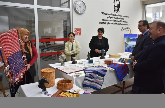 Salihli huzurevi sakinleri hünerlerini sergiledi
