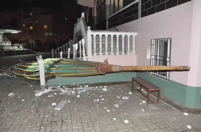 Salihli ilçesini fırtına vurdu, minarenin külahı koptu, çok sayıda ağaç devrildi
