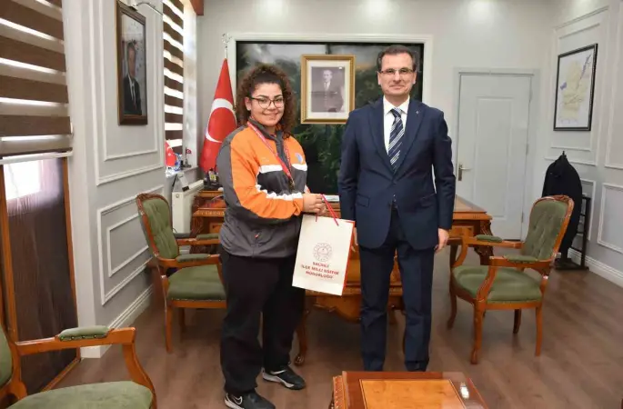 Salihli Kaymakamı Güldoğan, Türkiye Şampiyonu öğrenciyi ağırladı
