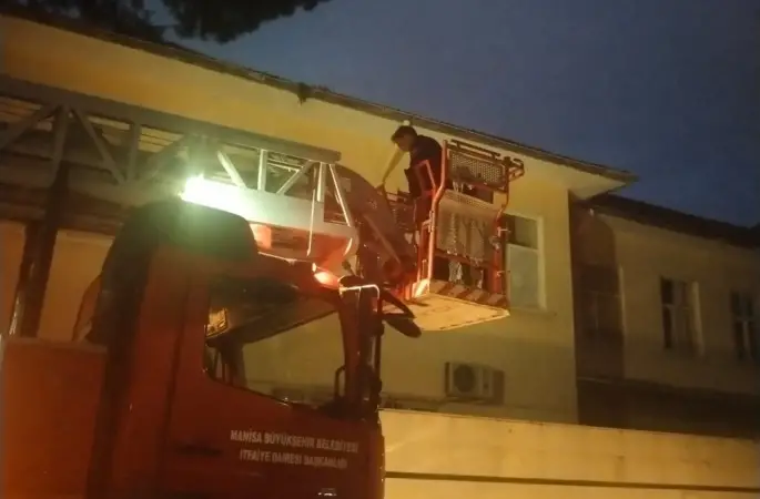 Salihli’de çatıda mahsur kalan kedi kurtarıldı
