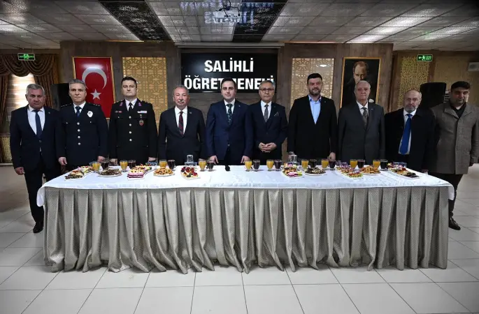 Salihli’de protokol ve vatandaşlar bayramlaştı
