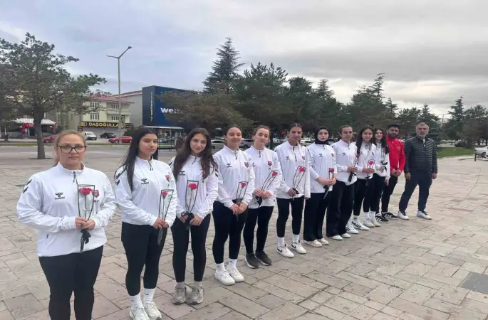 Şampiyon oldular, unutmadılar: 10 can için karanfil bıraktılar
