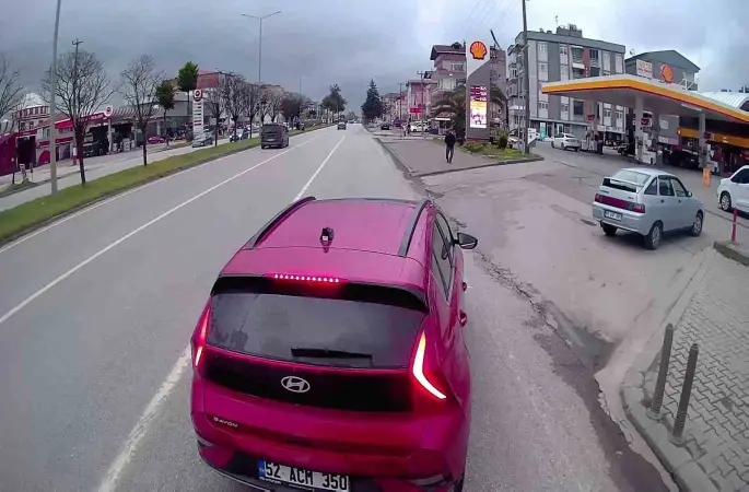 Samsun’da aniden çimento yüklü tırın önüne çıkan otomobil yürekleri ağza getirdi
