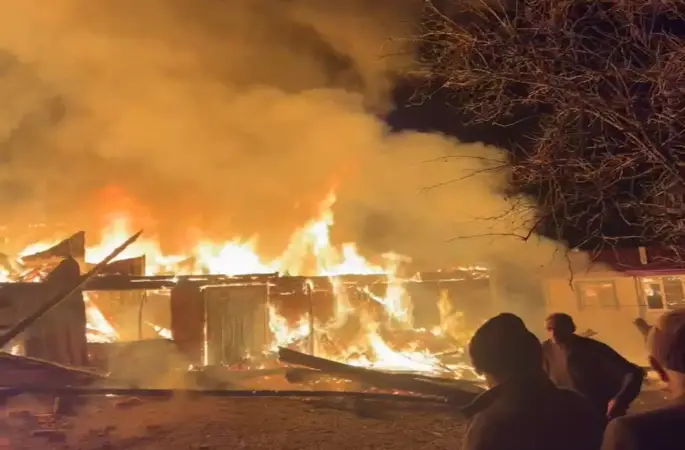 Samsun’da gece yarısı korku dolu anlar: Kırsal mahallede iki ev alevlere teslim oldu

