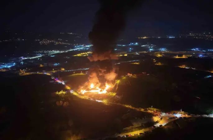 Samsun’da muz deposu yangını havadan görüntülendi
