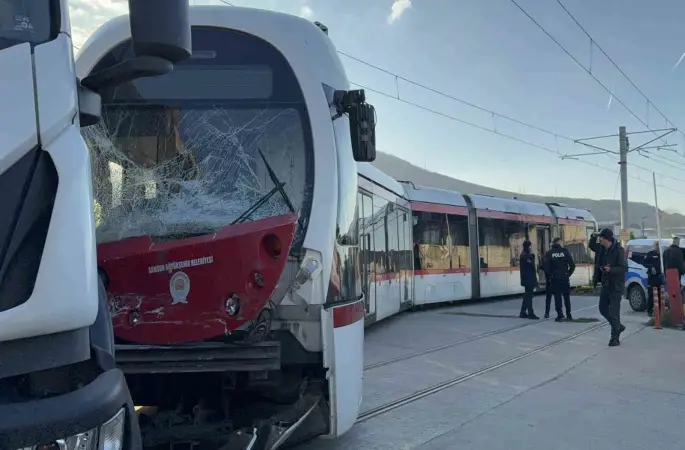 Samsun’da tramvay ile kamyon çarpıştı: 3 yaralı
