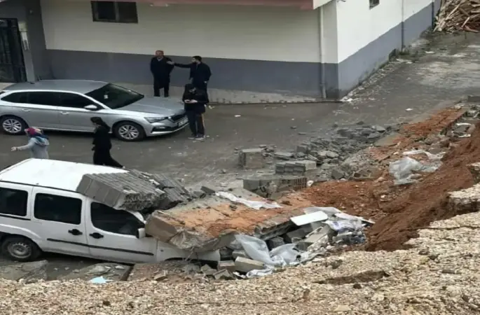 Şanlıurfa’da aşırı yağış istinat duvarını yıktı: O anlar kamerada
