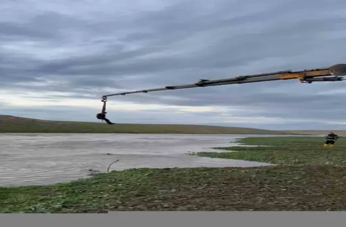 Şanlıurfa’da dere sularına kapılan traktör sürücüsü vinçle kurtarıldı
