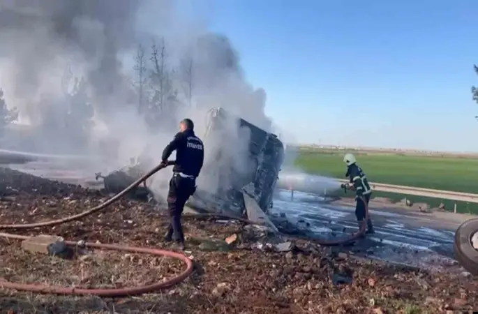 Şanlıurfa’da devrilen yakıt yüklü tır alev topuna döndü: 1 yaralı
