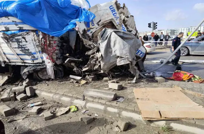 Şanlıurfa’da freni patlayan kamyon araçların arasına daldı: 1 ölü, 3 yaralı

