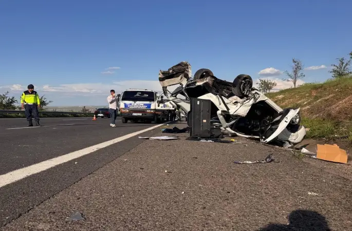 Şanlıurfa’da hafif ticari araç otomobille çarpıştı: 3 ölü, 5 yaralı
