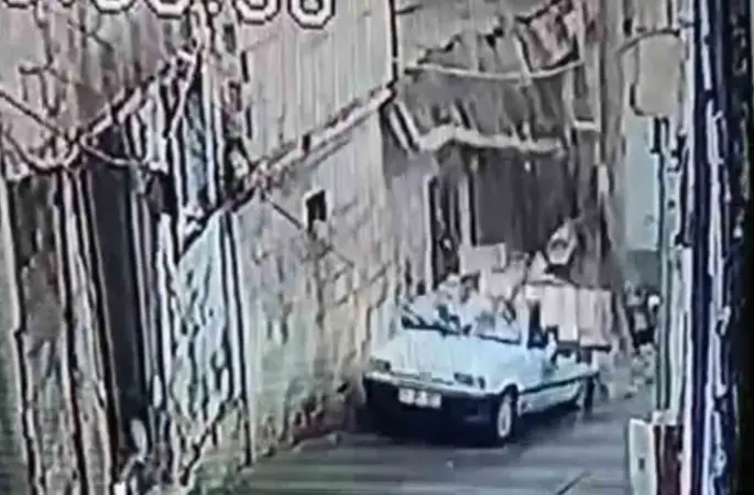 Şanlıurfa’da istinat duvarı otomobil üzerine devrildi
