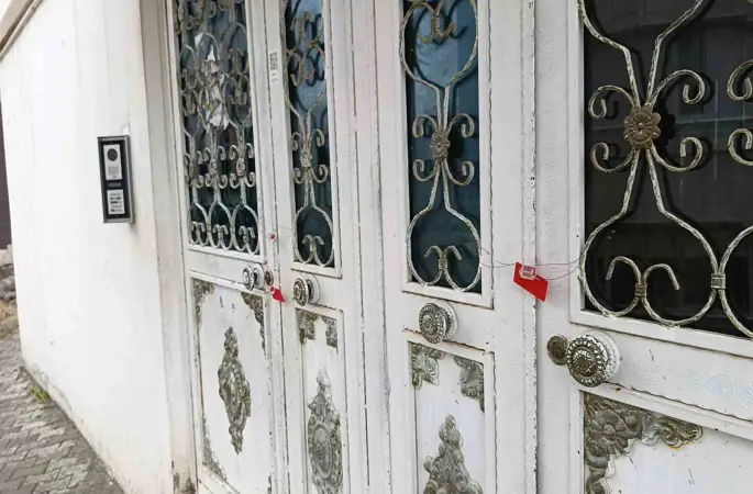 Şanlıurfa’da istinat duvarı yıkılan binanın yanındaki apartman da boşaltıldı
