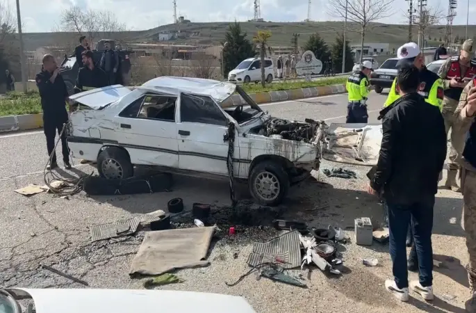 Şanlıurfa’da karşı şeride geçen otomobil ters döndü: 1’i ağır 3 yaralı
