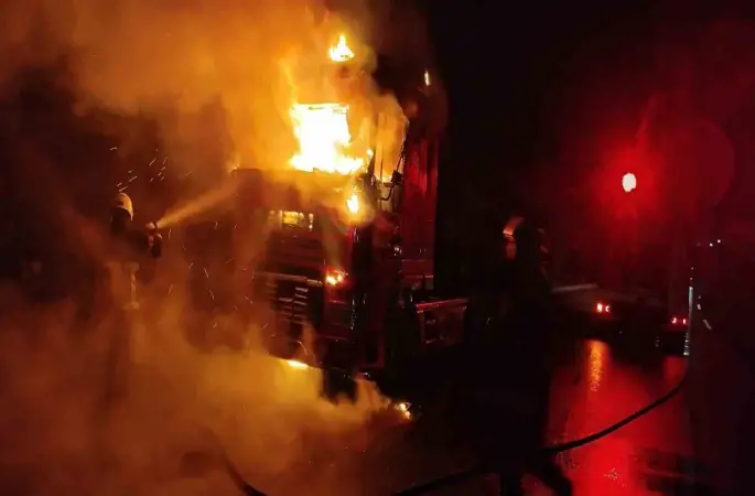 Şanlıurfa’da seyir halindeki tır alev topuna döndü
