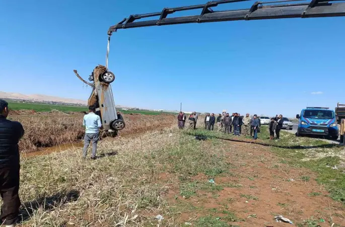 Şanlıurfa’da tahliye kanalına devrilen otomobilin sürücüsü yaralandı
