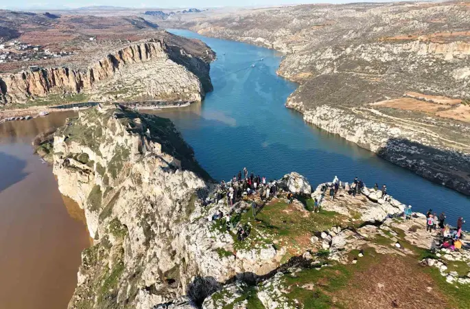 Şanlıurfalı doğaseverler Rumkale’de bağımlılık ve şiddete karşı yürüdü
