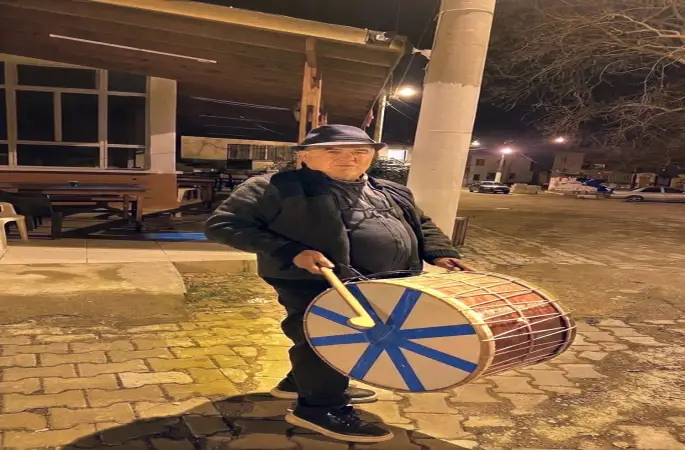 ’Şapkalı muhtar’ yine şapka çıkarttı: Davulcu bulamayan muhtar kendisi çalmaya başladı
