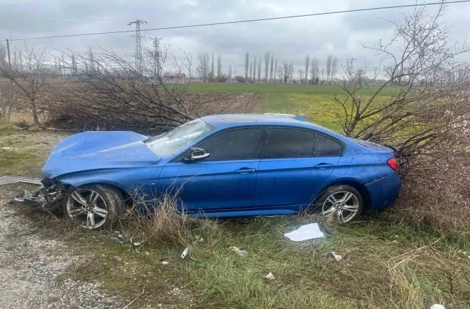 Şarampole giren otomobilde 3 kişi yaralandı
