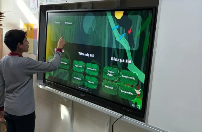 Sarıgöl Kızılçukur Ahmet Şılak Ortaokulu’na yeni akıllı tahtalar kuruldu
